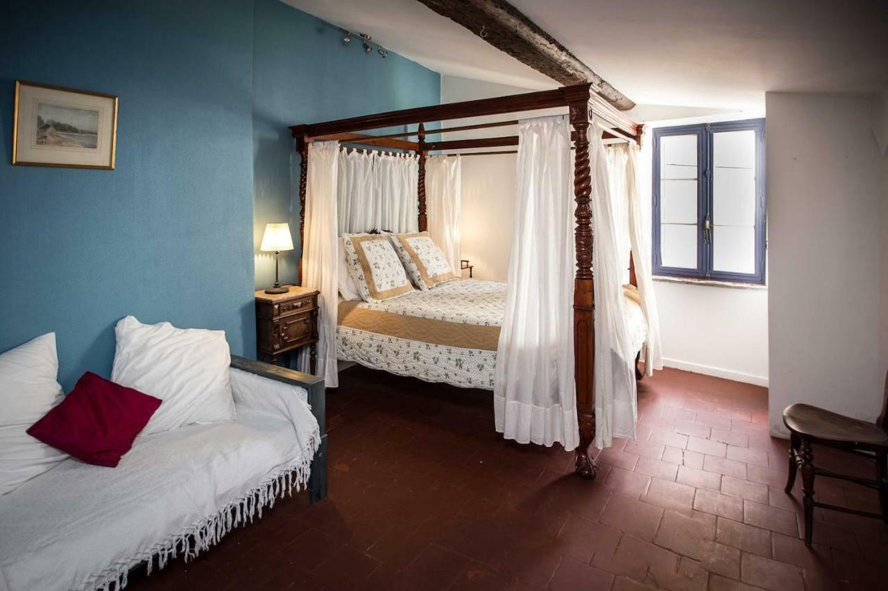 La Petite Côte De La Cité Carcasona